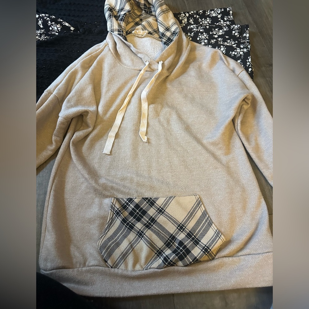 Medium Twenty Second hoodie super cute worn once